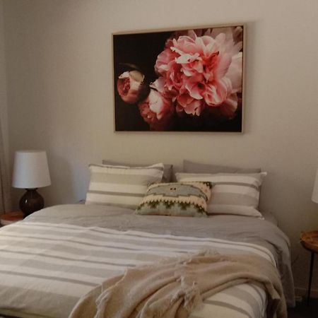 Rose & Stream Retreat Apartment Waikuku Стая снимка